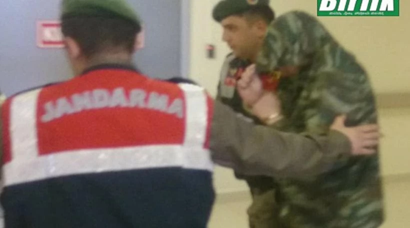 Περιφέρουν σαν λάφυρα πολέμου τους Ελληνες στρατιωτικούς οι Τούρκοι – Ενισχύεται το σενάριο εισβολής και ενέδρα μέσα στο ελληνικό έδαφος!